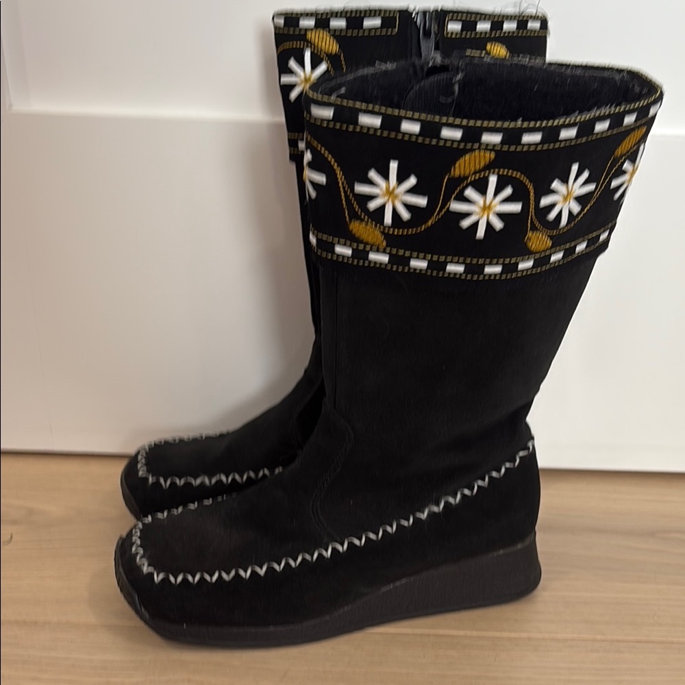 Unique Black suede Embroidered Women's Boots zipper closure size EU 36/ U.S. 6